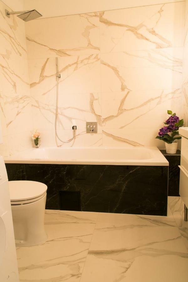 Supreme Vienna Studio Apartment Bagian luar foto